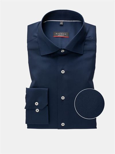 Eterna mørkeblå Perfomance shirt ekstra ærmelængde 68 cm. Modern Fit 3377 19 X19K